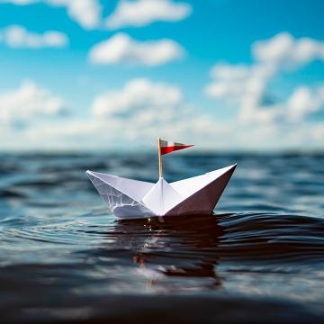 Barco de papel no mar